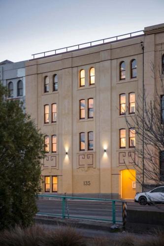 Dunedin City Centre Apartment | Cumberland Street deluxe apartment No5