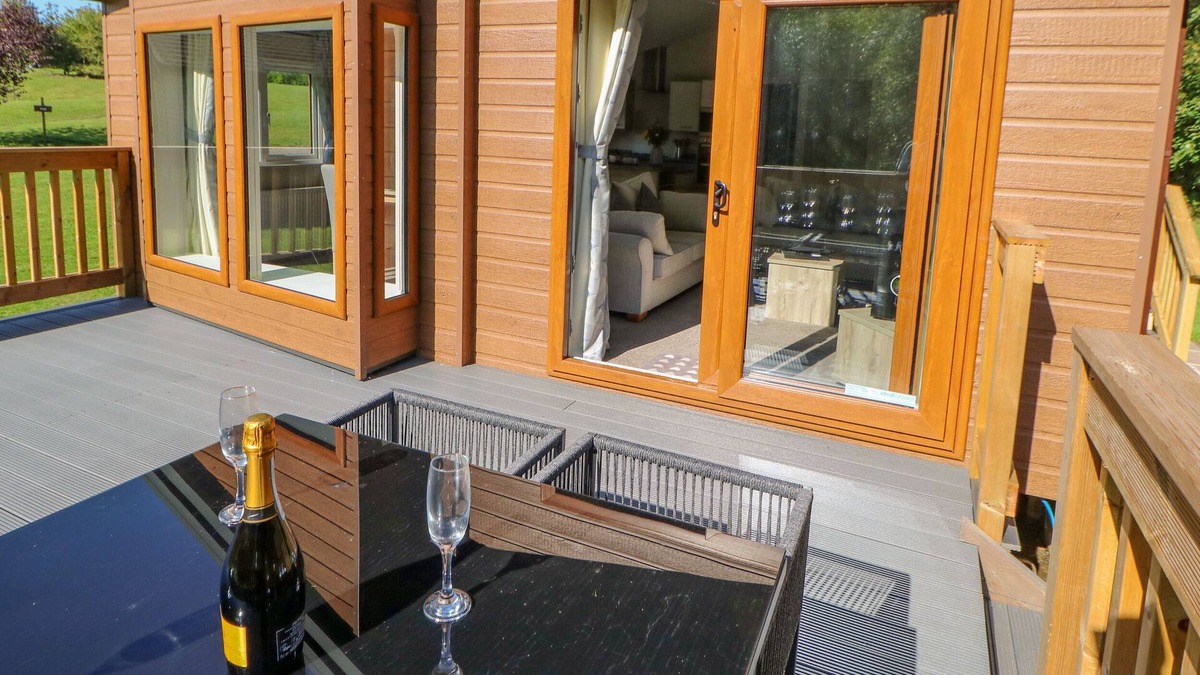 Kiplin Cabin | CUMBRIA, family friendly, with hot tub in Scorton, Richmond