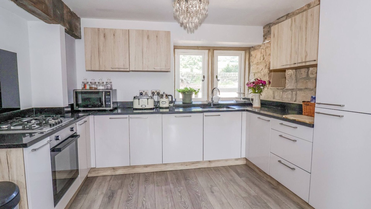 Shipley House | CUNLIFFE HOUSE, pet friendly, with hot tub in Esholt