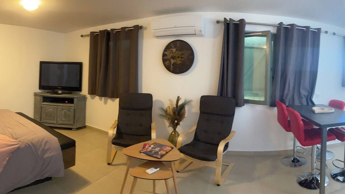 Montmeyan Apartment | CUPIDON 2 4 pers. Bathtub - balneotherapy. Love nest Night of MEMORIES