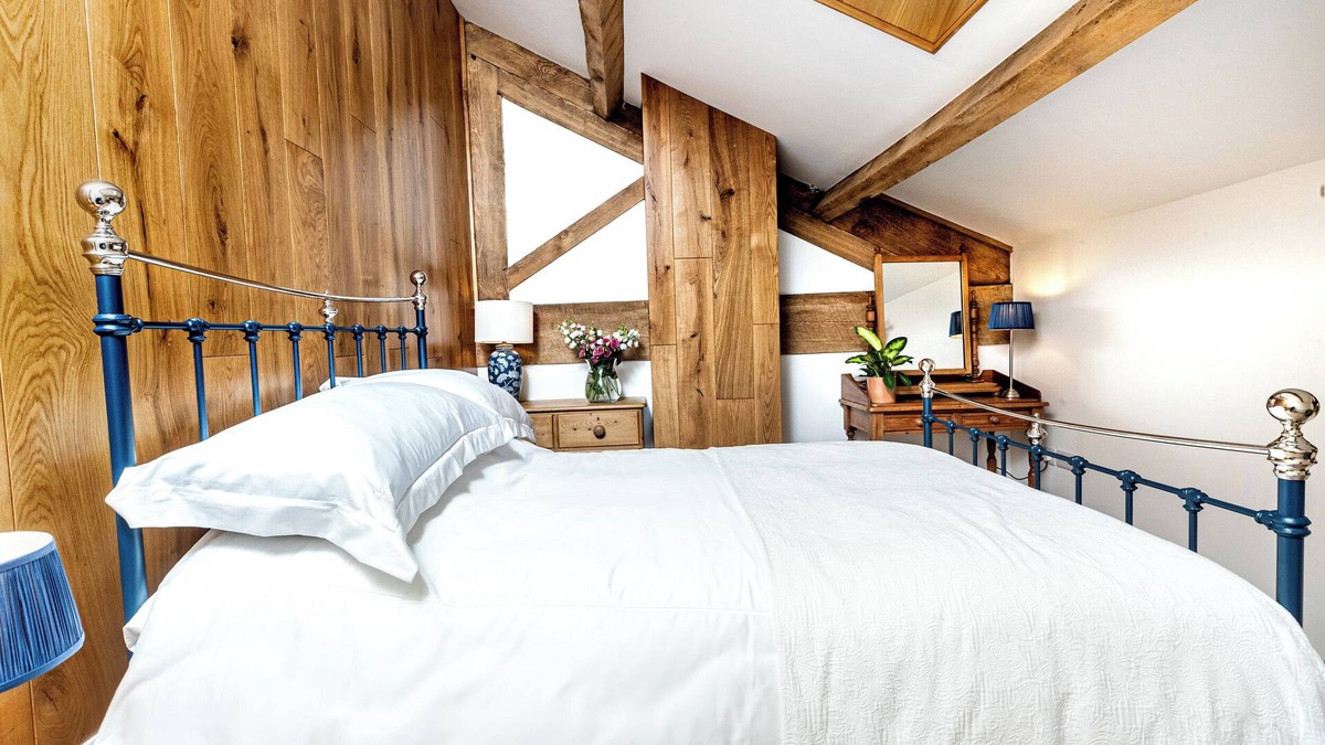 Sutton-in-Craven Cottage | CURLEW COTTAGE, character holiday cottage, with hot tub in Cowling