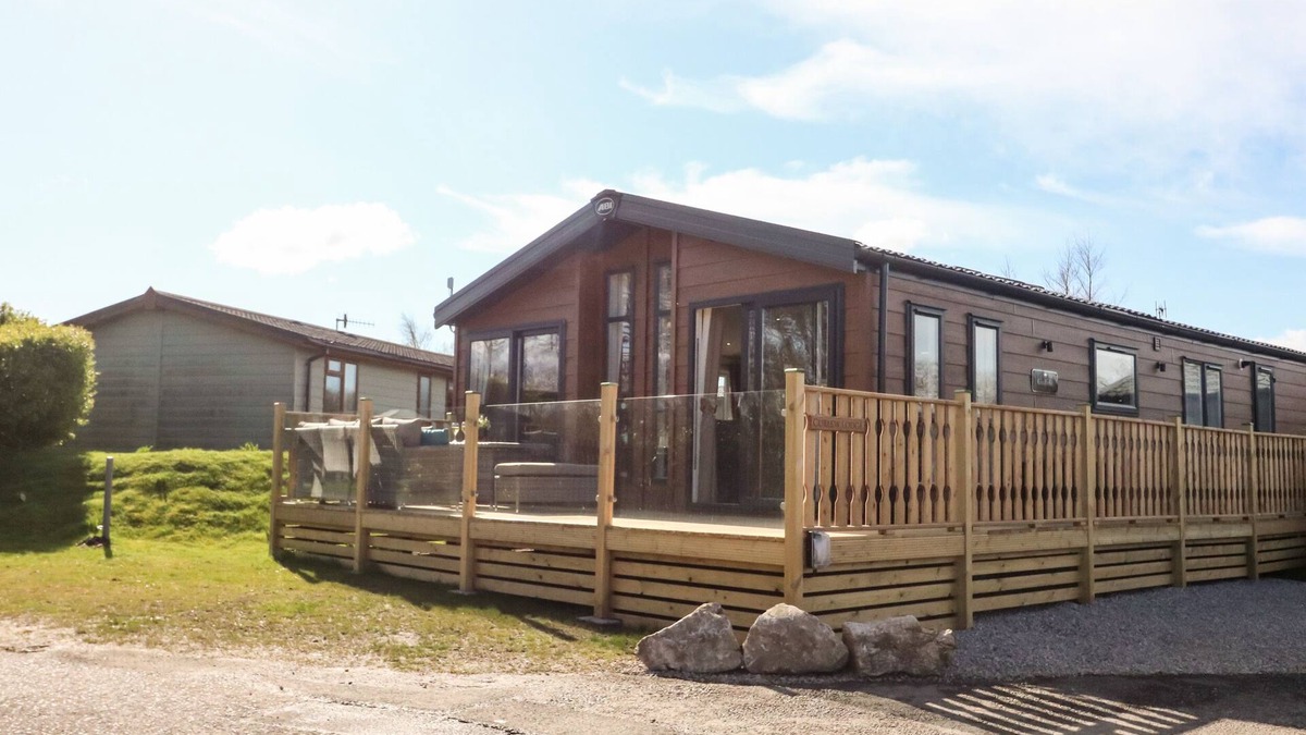 South Lakeland Leisure Village Cottage | CURLEW LODGE, family friendly, with pool in Carnforth