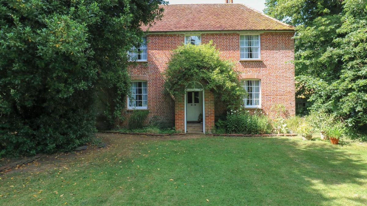 Bradwell-on-Sea Cottage | CURRY FARM, pet friendly, with a garden in Bradwell-On-Sea