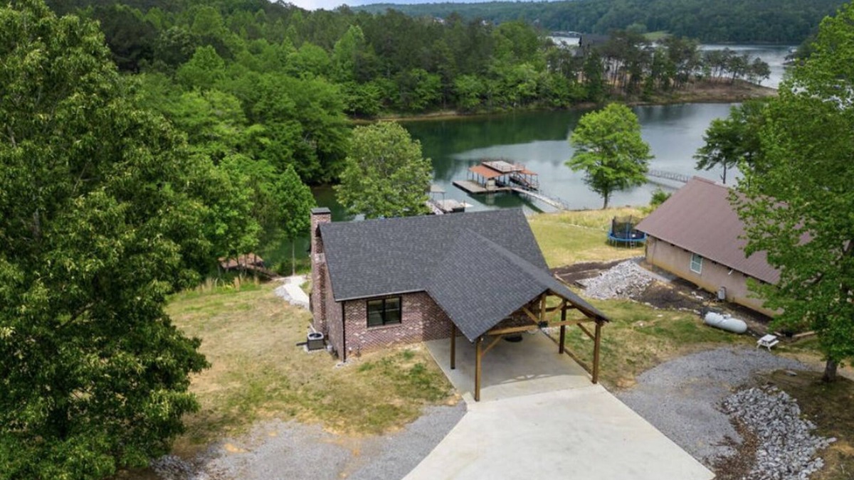 Jasper House | Curry Getaway on South Bay Lake Property