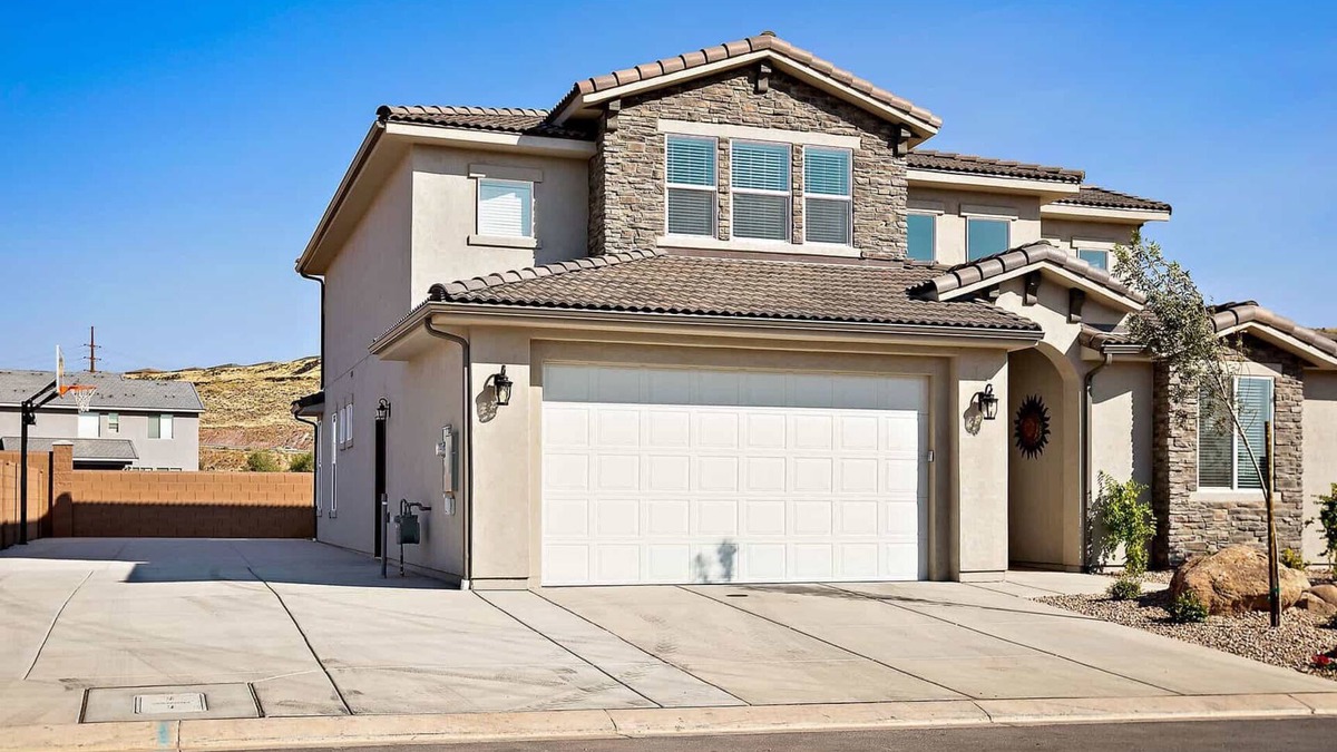 Sienna Hills House | Curtis Ladera RV PAD, Basketball Hoop, Community Pool