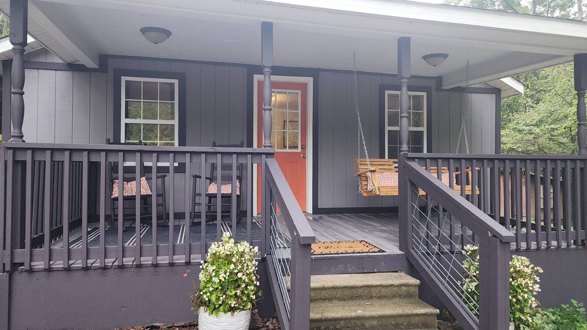 Somerset House | Curve Cottage located on The Rattlesnake 192 just outside of Somerset.