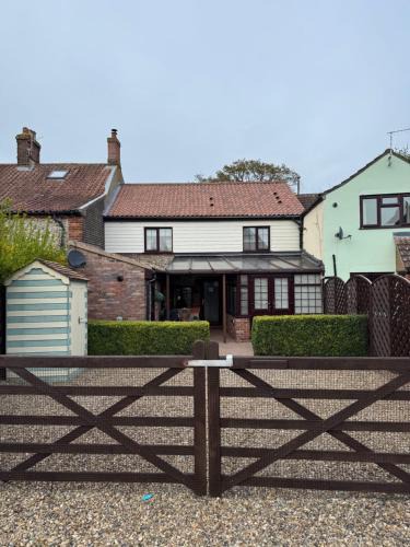 West Runton House | Custard Cottage West Runton Special 1 bedroom rate for couples