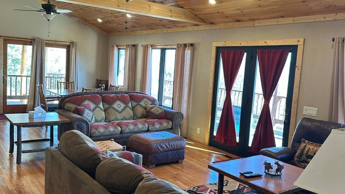 Eminence Cabin | Custom 3-bedroom lodge with AC, WiFi in wonderful Eminence