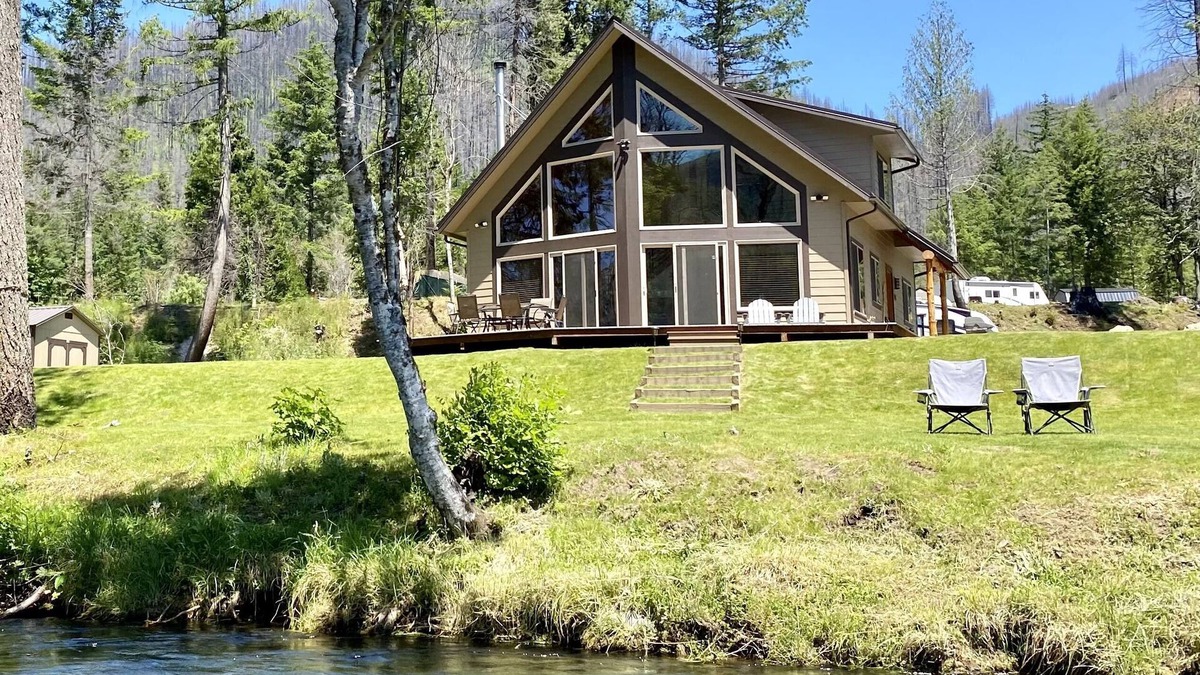 Vida House | Custom Built Home - Riverfront Home on the McKenzie River