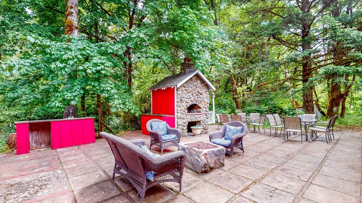 Dallas Cottage | Custom-Built - Large Deck, Griddle, and Washer/Dryer