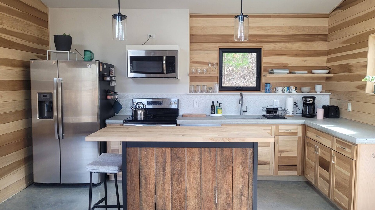 Alexander Cottage | Custom-built mountain cottage w/hot tub & heated floors