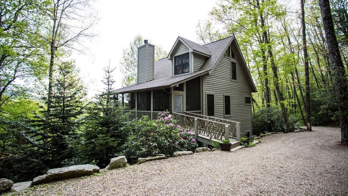 Cashiers House | Custom Built Mountain Home on 4 Acres - 5 Miles from Old Edwards Inn