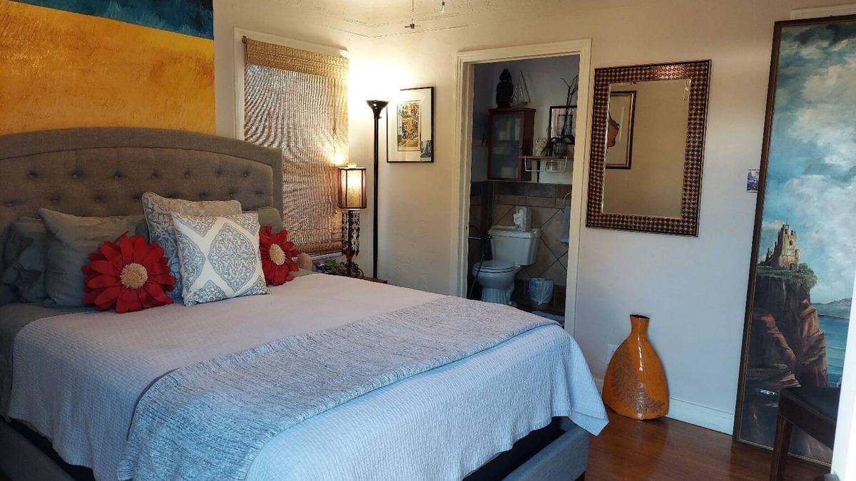South Wrigley House | Custom designed bedroom & bath. Easy metro to SoFi & crypto/sm dog ok w fee
