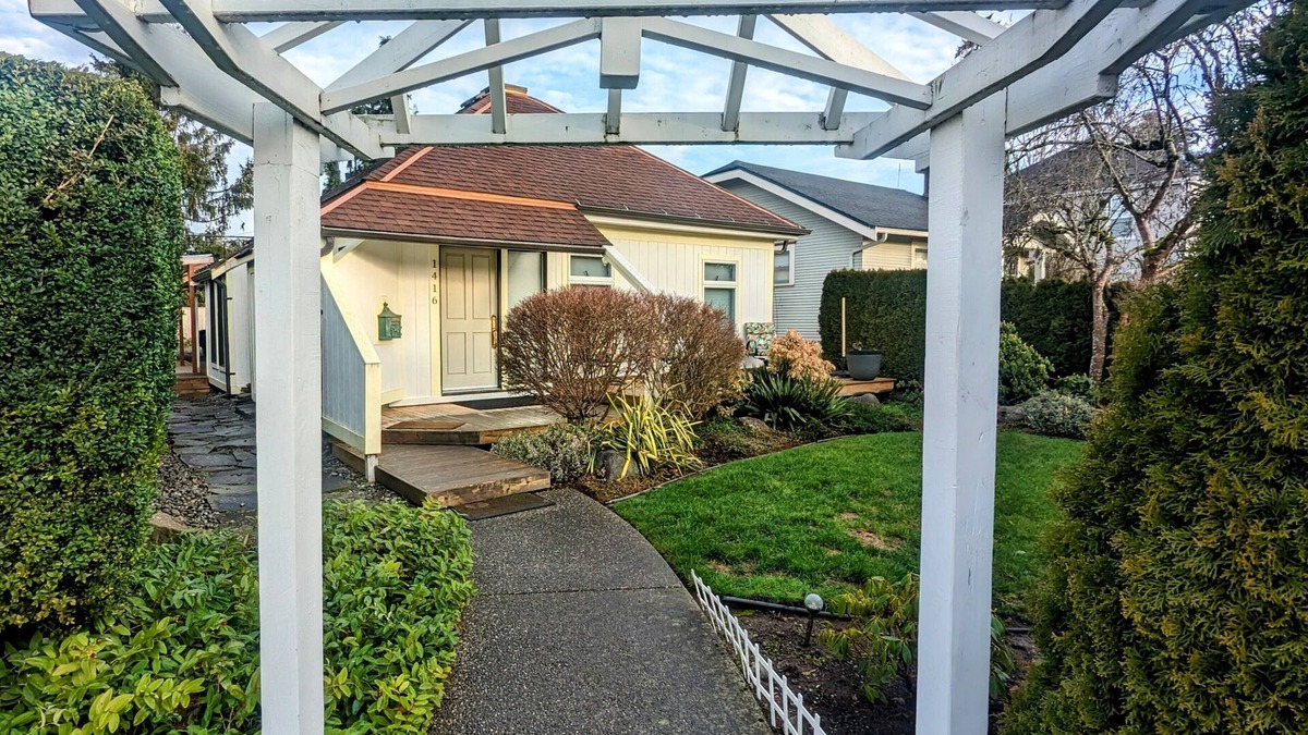 Columbia House | CUSTOM HOME, WALK TO RESTAURANTS, GROCERY, PARK, PETS&420 OK,COOL NEIGHBORHOOD