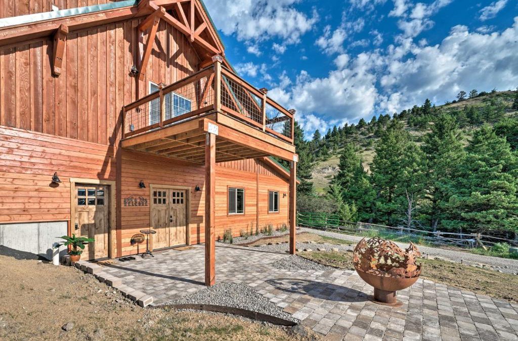 Livingston Apartment | Custom Livingston Apt with Balcony and Mountain Views!