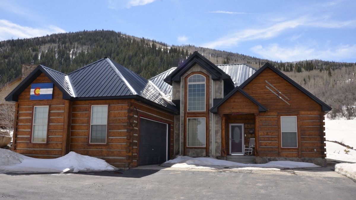 Mesa Cabin | Custom log cabin nestled in Powderhorn Ski Resort. Great in winter or summer.