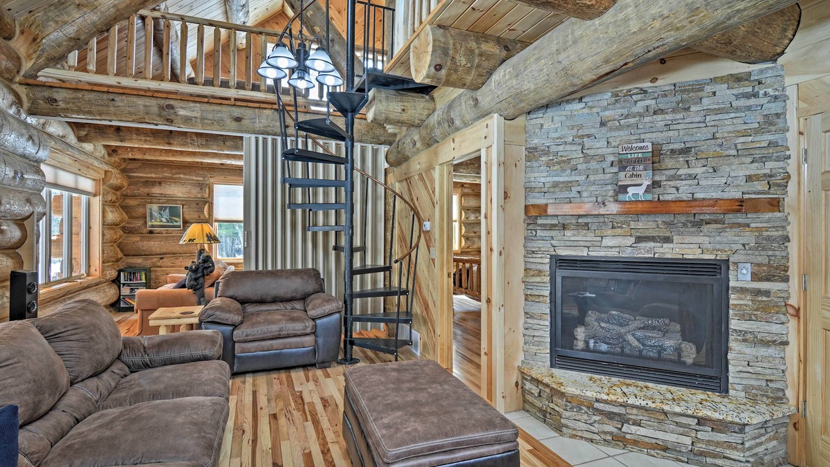 Tustin Cabin | Custom Log Cabin w/Deck & 45 Acres By Pine River!
