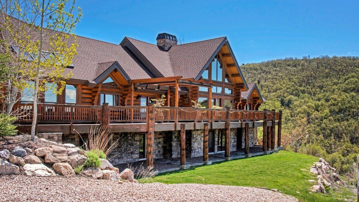 Huntsville Ski Chalet | Custom log home nestled in the mountains. Stunning valley views from every room.