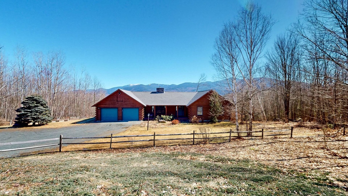 Easton House | Custom log home with wood stove, games, generous deck, & stunning mountain views