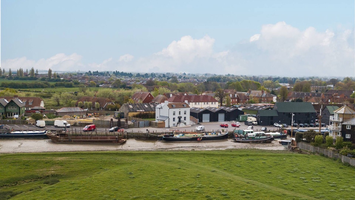 Faversham Apartment | Customs House by Bloom Stays, Large house for family groups of up to 20