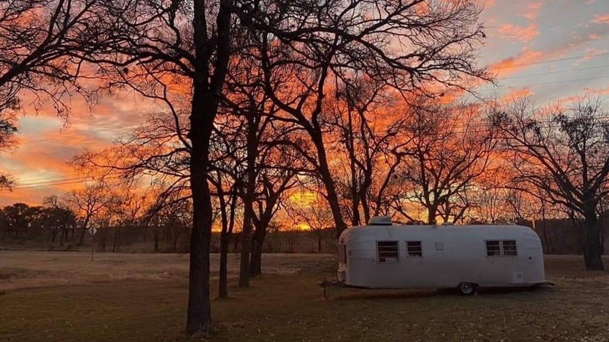 Tow House | CUTE 1962 RV with huge screened in gazebo ~1 mile from winery