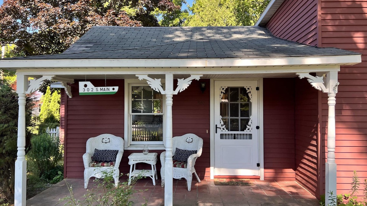 Leland House | Cute 2 BR Cottage +Den, Sleeps 6, One Block from Van’s Beach, Two Blocks to Town