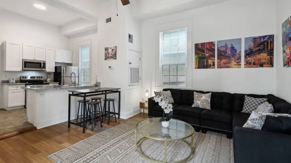 South 7th Ward Apartment | Cute 2bed 1bath, close to French Q, Bourbon St & Frenchmen St. Free street park
