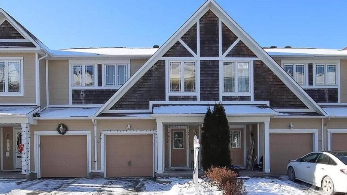 Ottawa Division House | Cute 3 bed rooms townhouse in Bridlewood/quite neighborhood