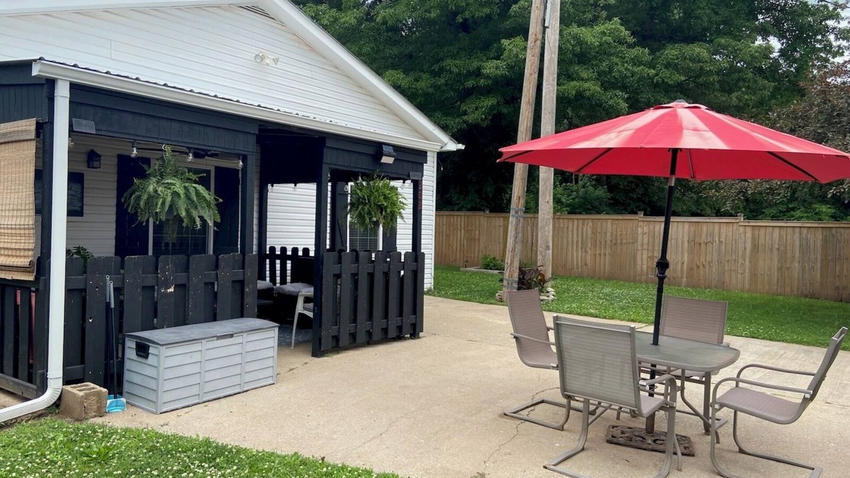 Ash Grove House | Cute 3 bedroom home sleeps up to 11 w/6 beds. Branson & Stockton Lake nearby