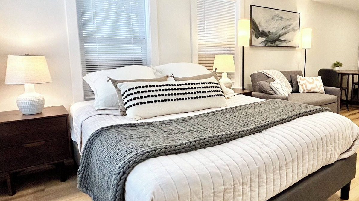 Arlington Apartment | Cute Accessible Studio: No stairs, W/D, Parking