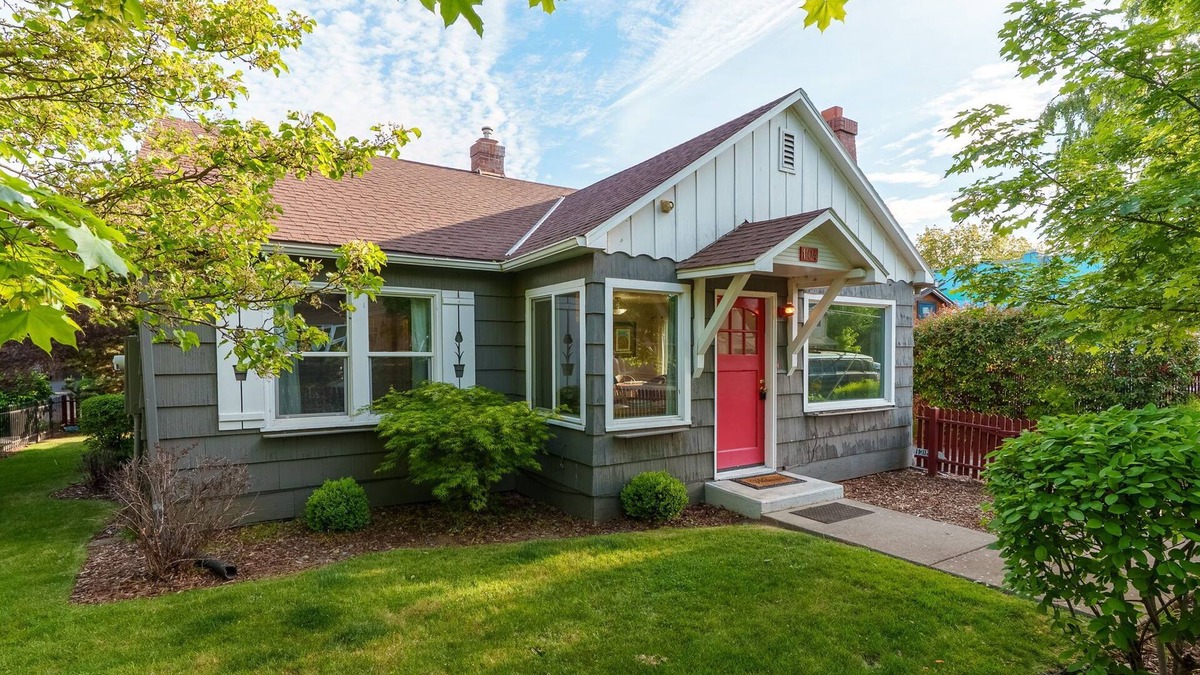 Hood River House | CUTE and COMFORTABLE, in a quaint location, Central AC, DOG friendly