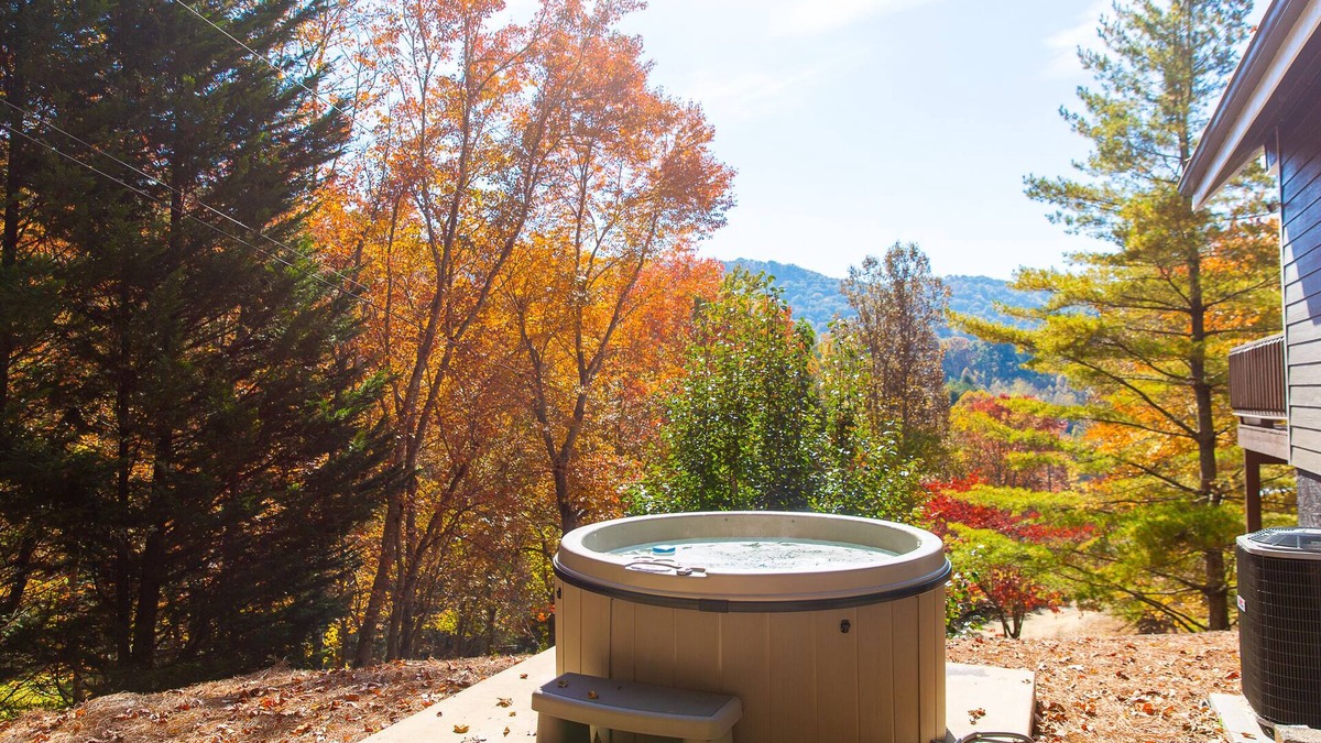 Waynesville Cottage | Cute and Cozy Cottage with hot tub