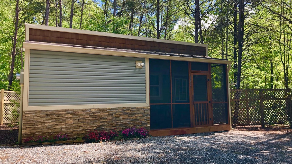 Forest City House | Cute and cozy in wooded area near TIEC