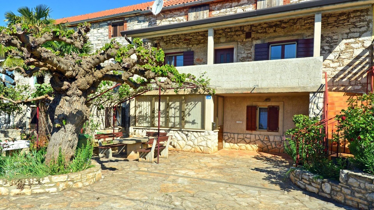 Babici Apartment | Cute apartment Milena, Biribaci-Umag, with two balconies, garden, WiFi