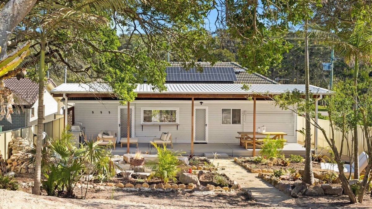 Noraville House | Cute Beach Cottage - Absolute Beach Front.
