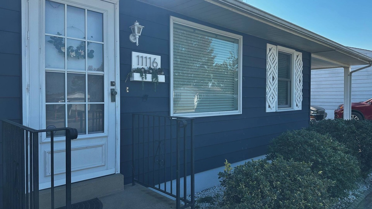 Sappington House | Cute Blue House -2 bdrm house. Private backyard. 20 min or less from anywhere