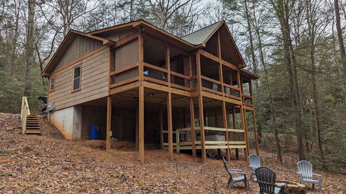 Cashes Valley Cabin | Cute Cabin 10mins from Blue Ridge, wifi, hot tub Hiking and waterfalls near