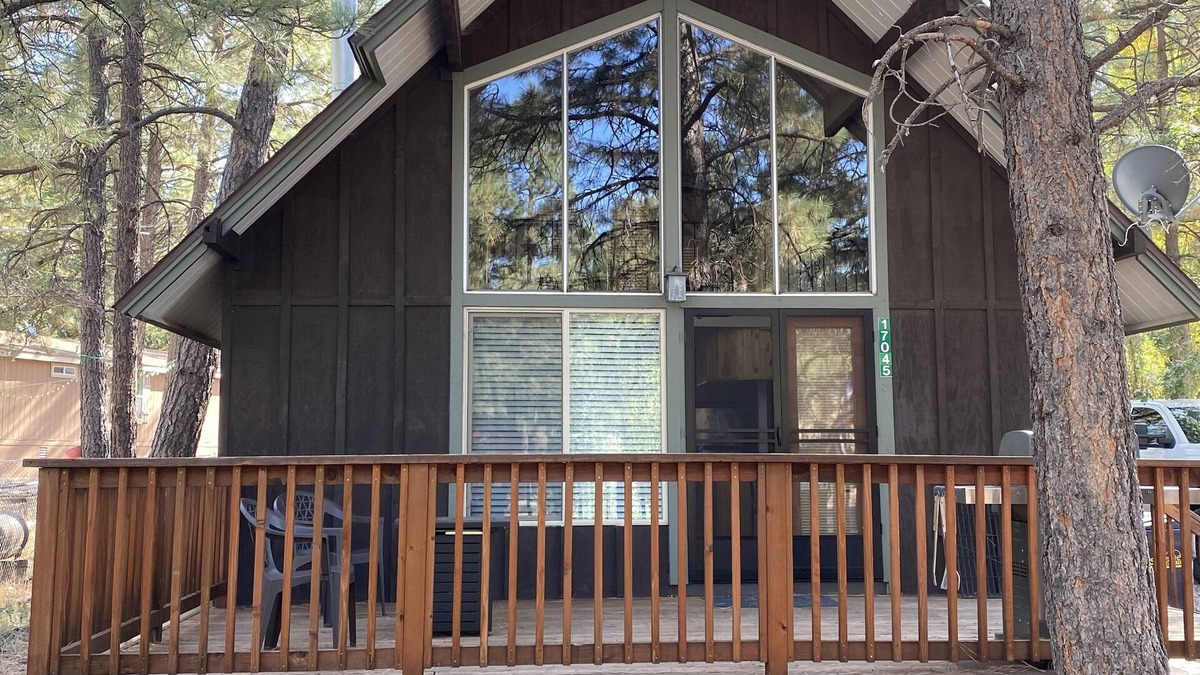 Munds Park Cabin | Cute cabin on quiet lot with lots of pines Dog Friendly