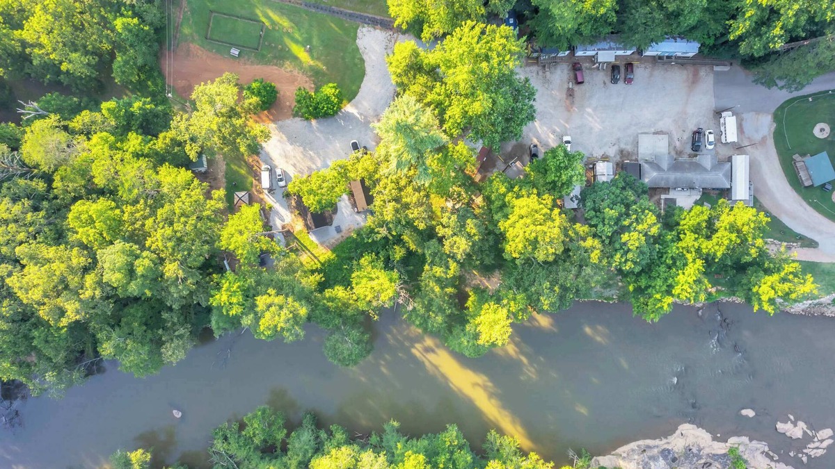 Greenville Cabin | Cute Cabin on the River, 6 Min to DT, Sleeps 4