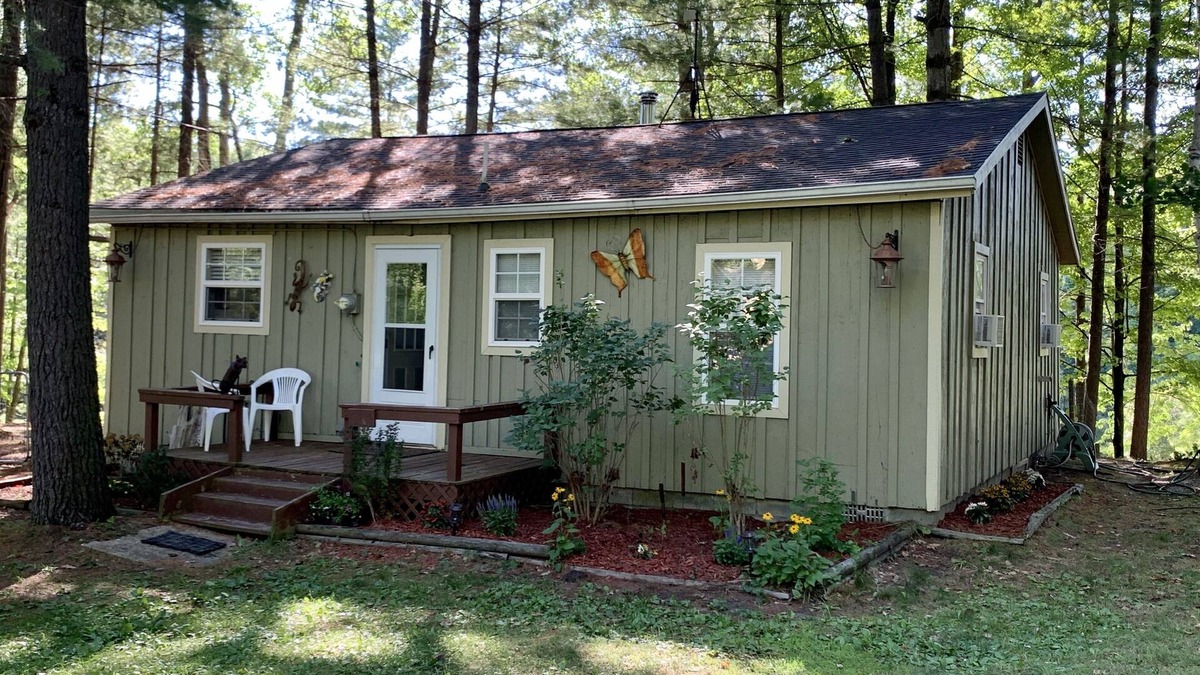 Gladwin Cottage | Cute cabin on the river! steps away for hunting! Book Week/Month for discount!