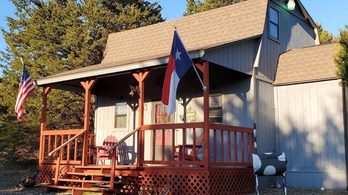 Gober Cabin | Cute Cabin! Secluded and surrounded by Nature.