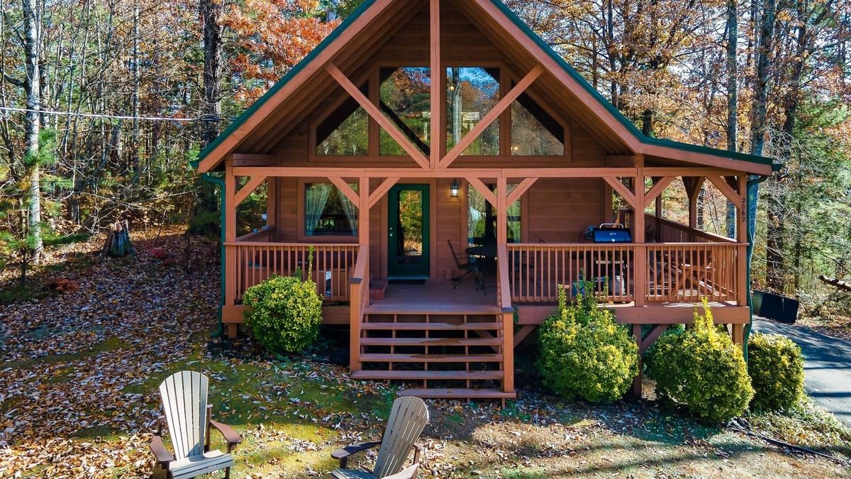 Caton Cabin | Cute Cabin w/hot tub, fire pit, pool table - close to PF/Gatlinburg!