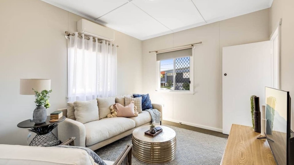 East Toowoomba House | Cute & Cheerful! Close to CBD & Gorgeous Parkland!