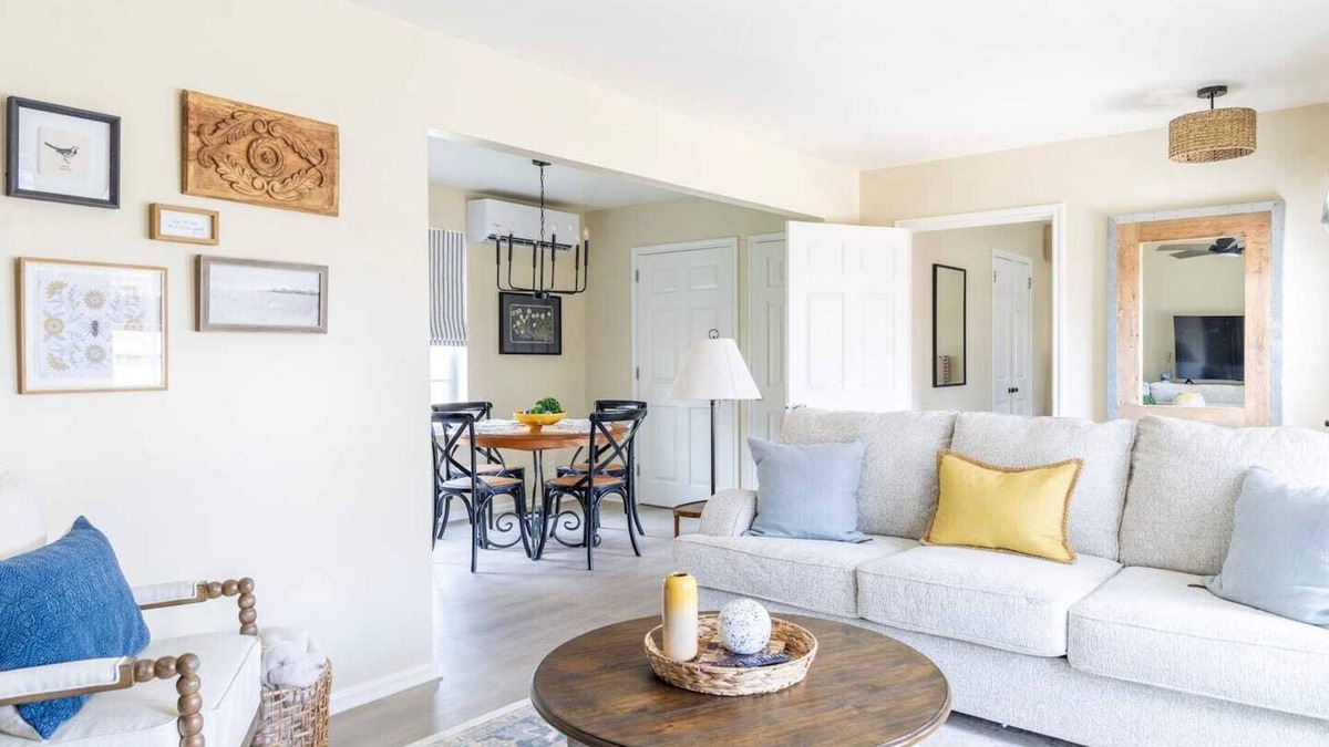 La Grange House | Cute, Comfy & Across from Ice Plant w/Fire Pit | The Lucy