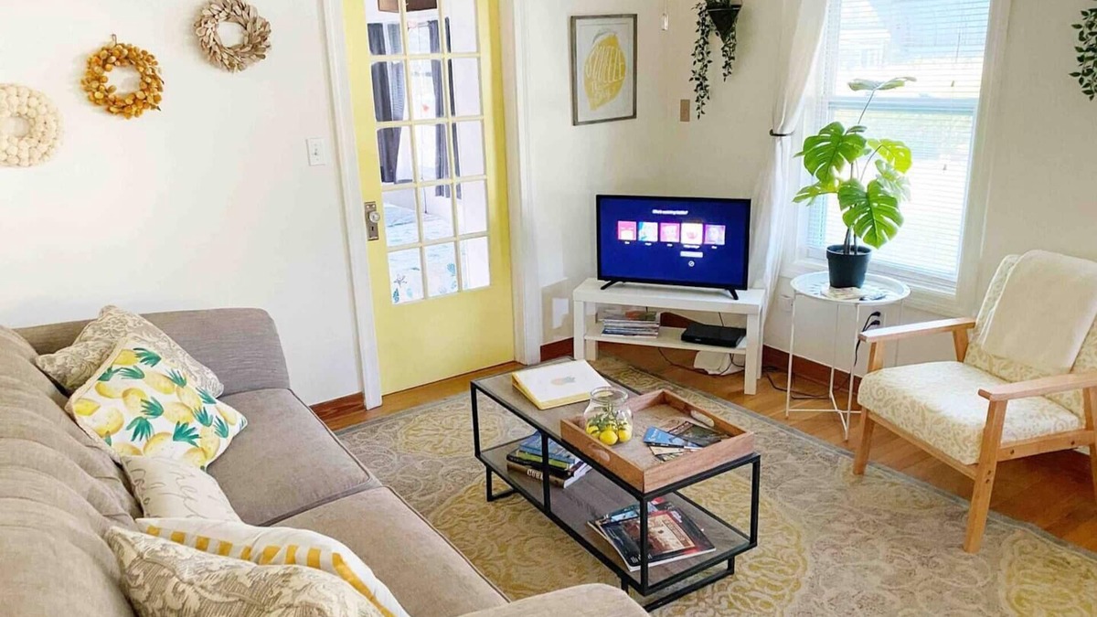 Arlington House | Cute, comfy and pet friendly cottage close to everything!