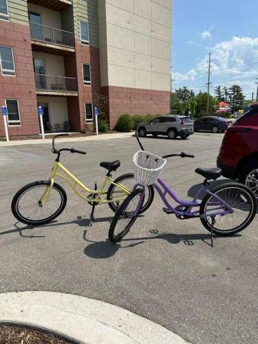 Traverse City House | Cute Condo TART Trail Bikes AC Downtown