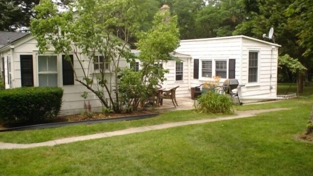Southold Cottage | Cute Cottage Apartment Near town, beaches and vineyards (WBH)