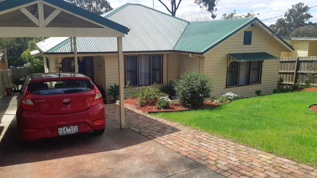 Eltham House | Cute cottage in the suburbs
