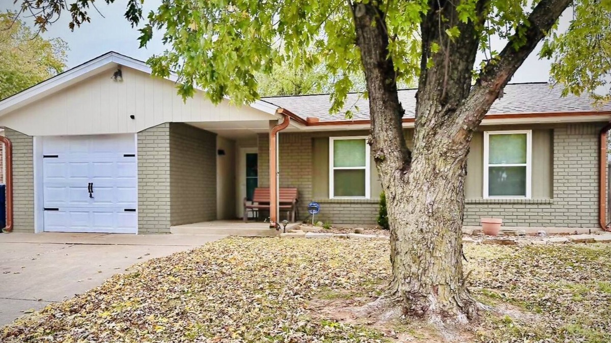 Yukon House | Cute cottage just off I40, Kilpatrick Turnpike and near Crest