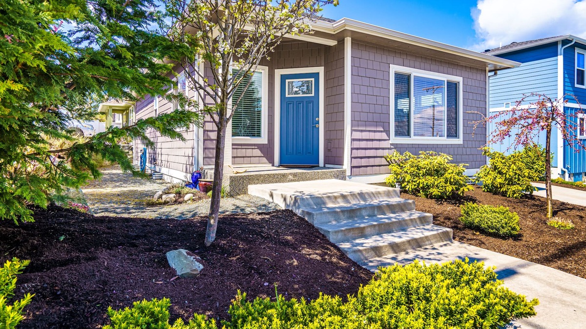 Anacortes House | Cute cottage, peek-a-boo view close to everything Anacortes has to offer.